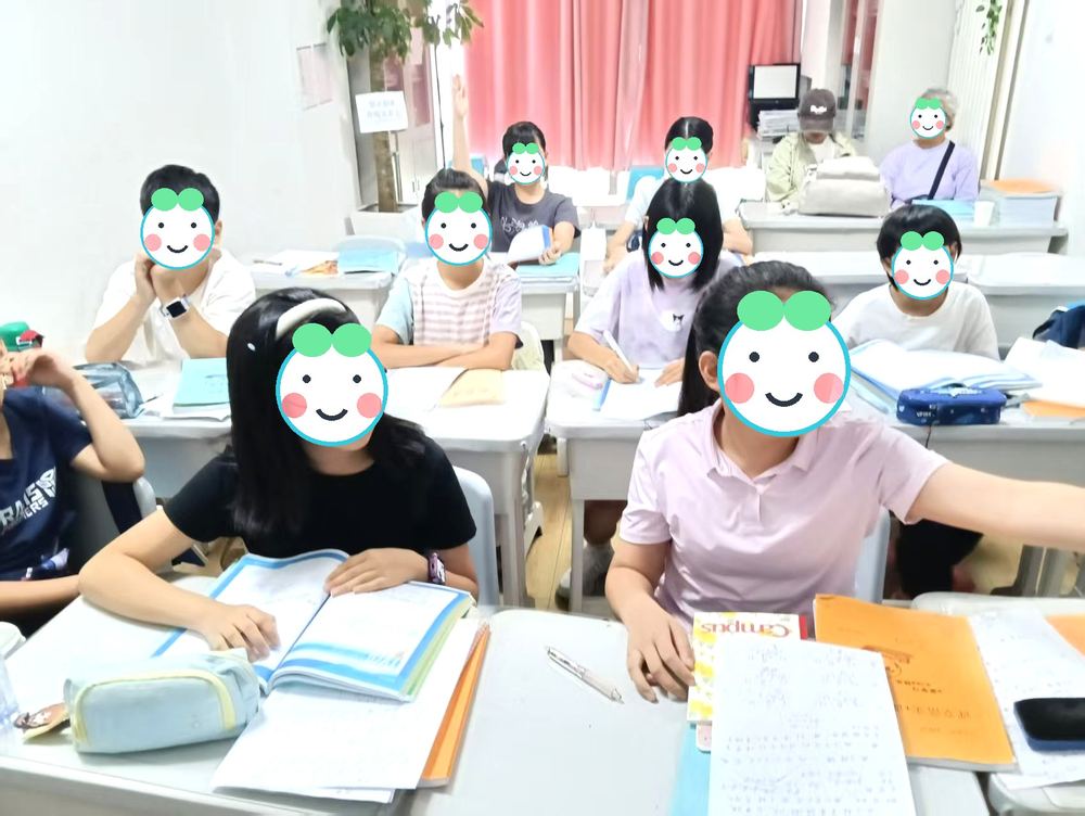 小关课堂课堂实拍 专注学习